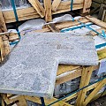 Blue Stone randtegel gevlamd & geborsteld type B hoek uitw. 50/30x50/30x5/3 cm. ~