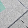 Blue Stone randtegel gevlamd & geborsteld type B hoek uitw. 50/30x50/30x5/3 cm. ~