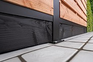 Hardhouten onderplaat t.b.v. H-gleufpaalsysteem 3x20x185,5 cm. zwart gedompeld ~