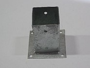 Paalhouder met plaat 71x71x150 verzinkt  dikte 2/2,5 mm. ~