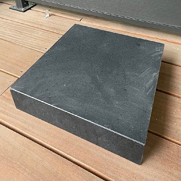 Basalt/Graniet G684 50x50x8cm Donker Gezoet parasolvoet OP=OP