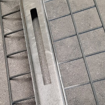 Poortvanger t.b.v. dubbele poort 40 vermaakt naar poortvanger voor in steenkorf (40cm) (is voor één poort, niet dubbel)  OP=OP ~