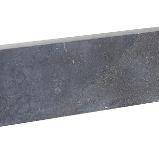 Opsluitband Spotted Bluestone gezoet met facet 100x15x6 cm.
