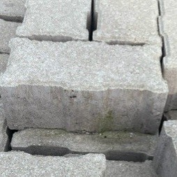 21x10,5x8 drain geoc pr edelwit/grijs 44 st/m² ~