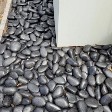 Beach Pebbles deep black 30-80 mm. uit gaas (prijs per KG) OP=OP