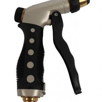 Regelbare pistoolspuit met messing nippel op kaart ~