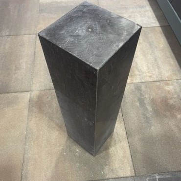 Zuil Spotted Bluestone rondom gezoet + gat 75x20x20 cm.