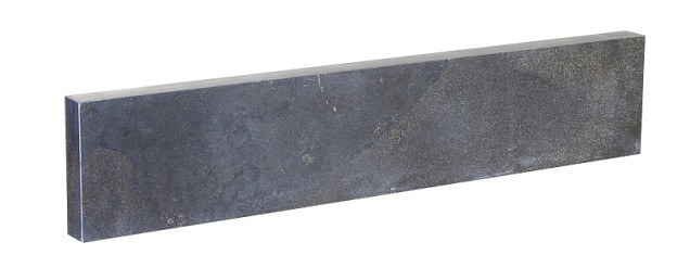 Opsluitband Spotted Bluestone gezoet met facet 100x30x5 cm + 1 zijde anti slip