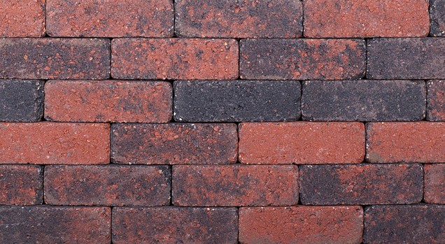 Dikformaat getrommeld rood-zwart 20x6,5x6,5 cm. ~