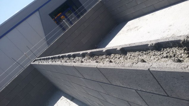 Holblok beton Eindsteen (hoek klein) LxBxH 17,5x17,5x20 cm. ~