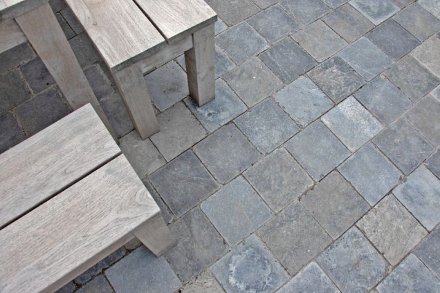 PL Vietn.hardst. oppervl gezaagd+kanten verouderd 20x20x5 cm. ~