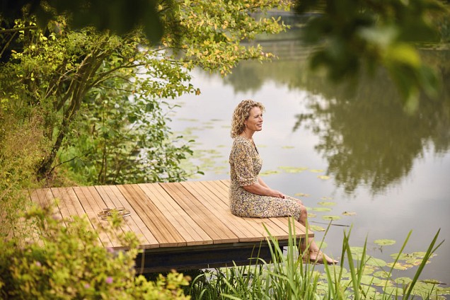 Hardhouten met v-groeven geprofileerd dekdeel, 2,8x19x245 cm. ~