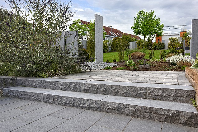 Traptrede Spotted Bluestone gezoet+facet 100x35x15 cm. zonder antislipstrook met breukruwe voorzijde