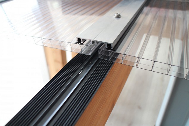 Pext Polycarbonaat Dakpakket - 7060x3000 muuraanbouw - blank aluminium - polycarbonaat opaal ~