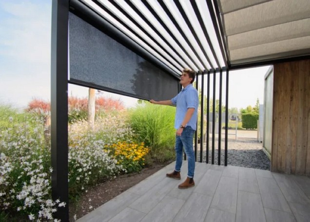 Vita terrasscherm 351-400 cm breed. Uitrollengte 200-260 cm. Doek: Soltis 92, kleur xxxxx. Kleur cassette: xxxxx ~