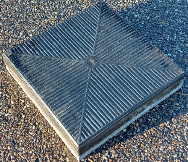Rubbertegel zwart 30x30x6 cm. ~