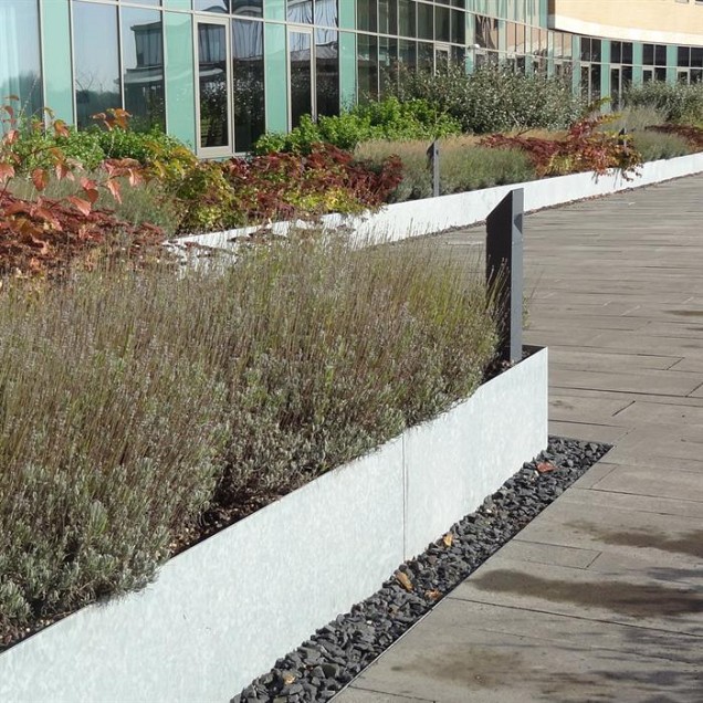 Stalen kantopsluiting (verzinkt) met geplette rand 30/30x10 cm. (2 mm.) buitenhoek ~