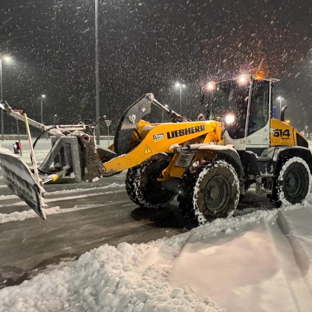 Laadschop met chauffeur t.b.v. sneeuwschuiven