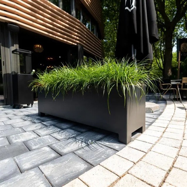 Aluminium bloembak met pootjes (LxBxH) 140x140x80 cm. (3 mm.) ~