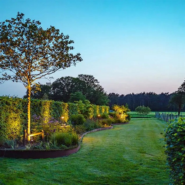 CorTen kantopsluiting met geplette rand 230x7 cm. (2 mm.) ~