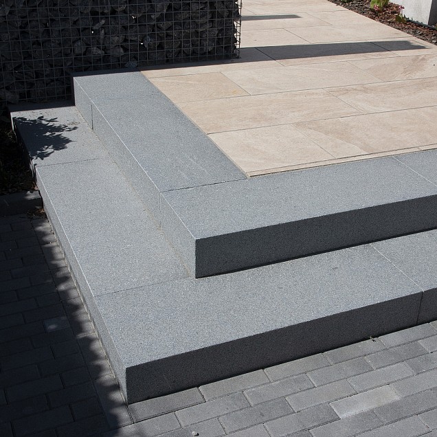Donker grijs graniet G654 traptrede gevlamd 100x35x15 cm. ~