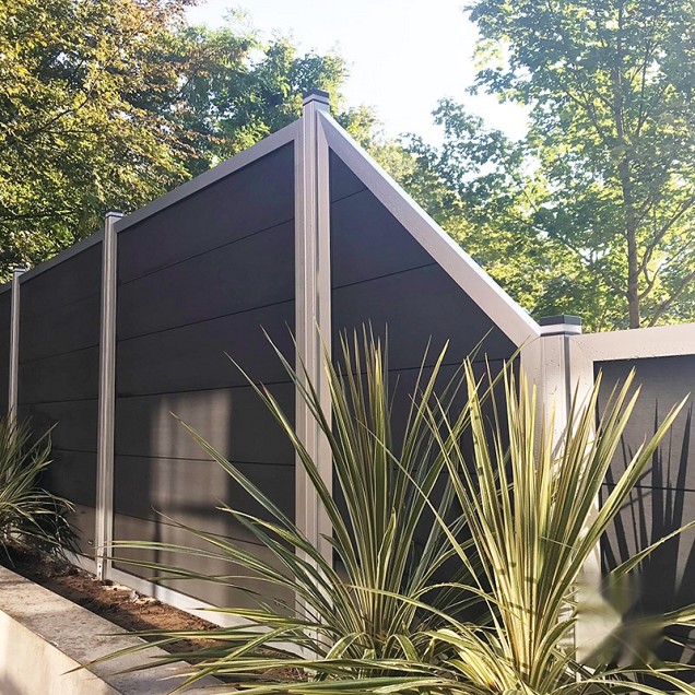 WPC-antraciet FSC tuinscherm "Forte" schuin met aluminium kader 39x900x1800mm bc ~