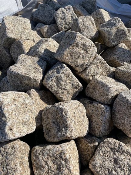 Gebr. Nat.gran Beige ca. 8x10 (5,5M2/ton =95st/M2) OP=OP ~