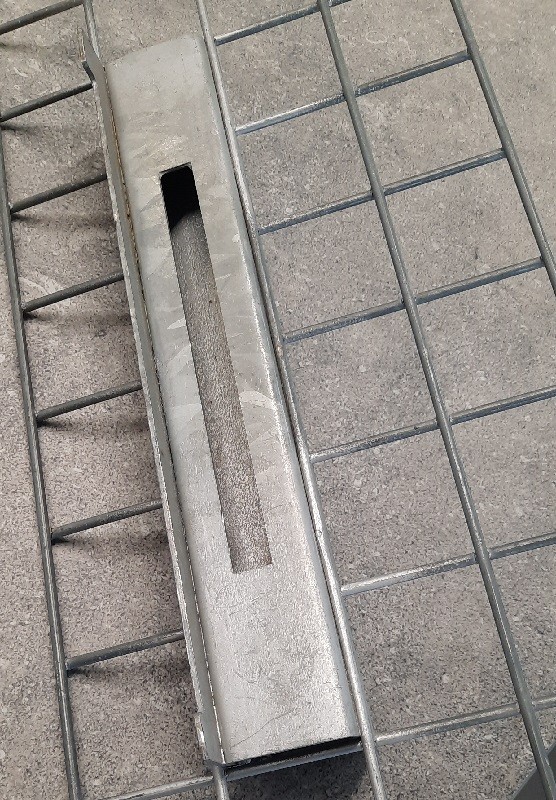 Poortvanger t.b.v. dubbele poort 40 vermaakt naar poortvanger voor in steenkorf (40cm) (is voor één poort, niet dubbel)  OP=OP ~