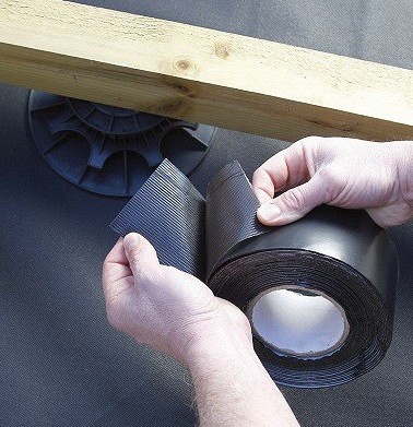 Cobra Bitudeck afdekband 7,5 cm. x 10 m¹ voor houten balk ~