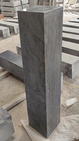 Zuil Spotted Bluestone rondom gezoet + gat 100x20x20 cm.