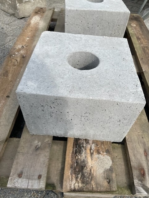 Poer grijs met gat of zonder gat, vierkant gat 4x4cm of rond gat 9cm - 30x30x20 cm. ~