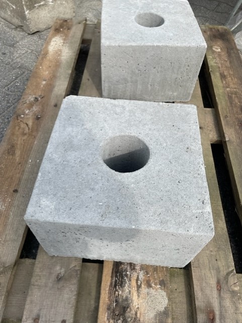 Poer grijs met gat of zonder gat, vierkant gat 4x4cm of rond gat 9cm - 30x30x20 cm. ~