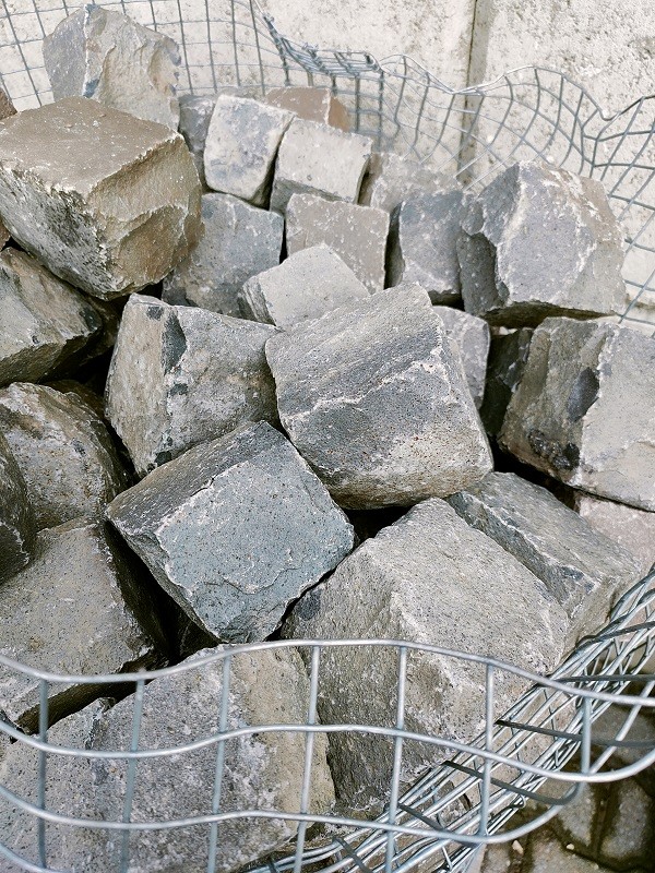 Gebruikte Kinderkop Gres Basalt (antraciet) 9x10cm 190kg/m2 OP=OP ~