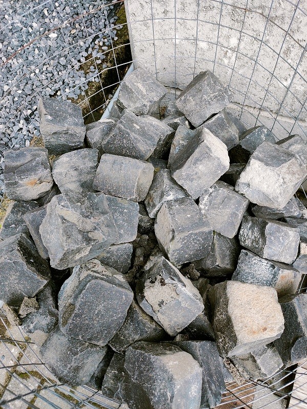 Gebruikte Kinderkop Gres Basalt (antraciet) 9x10cm 190kg/m2 OP=OP ~