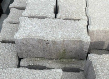 21x10,5x8 drain geoc pr edelwit/grijs 44 st/m² ~