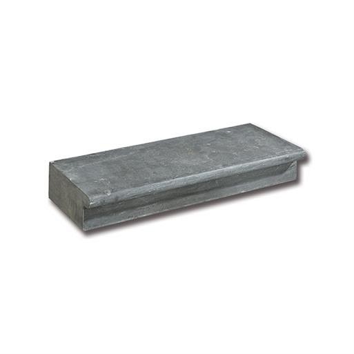 Spotted Bluestone traptrede gezoet met neus hoekstuk inw. 50/35x15 cm. ~