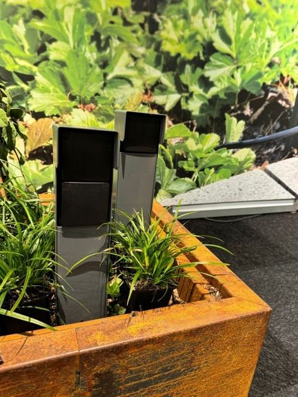 Tuinpaal - pro+ tweevoudig met spot, kabeldoos, afdekkap en installatiedraad grijs