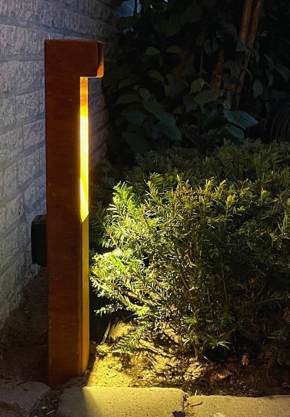 Tuinpaal Pro+ padverlichting met Niko New Hydro stopcontact, corten