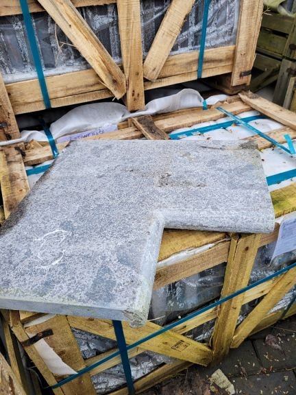Blue Stone randtegel gevlamd & geborsteld type B hoek uitw. 50/30x50/30x5/3 cm. ~