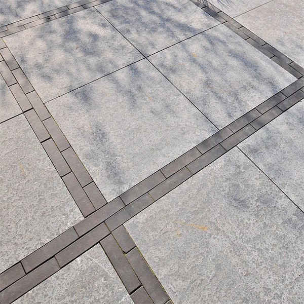 Blue Stone tegel gevlamd & geborsteld 60x60x5 cm. ~