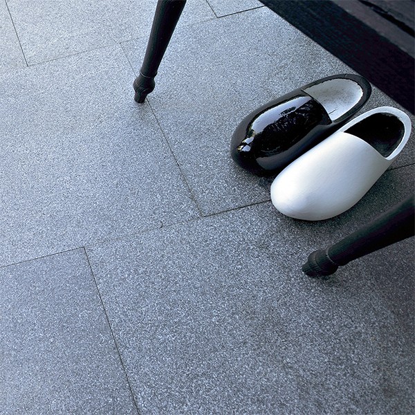 Donker grijs graniet G654 gevlamd 50x50x3 cm. ~